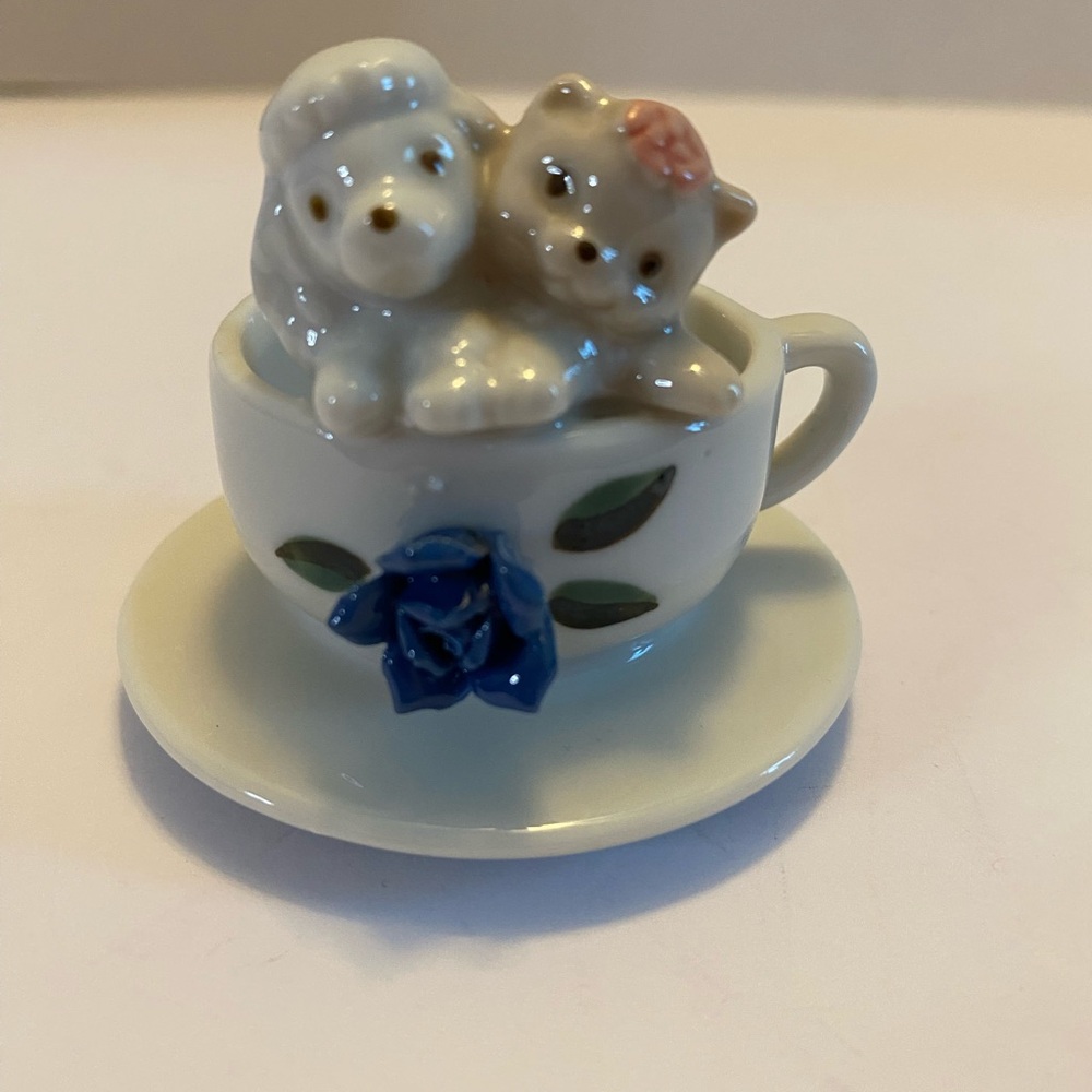 Vtg Puppy/ Kitten Figurine, Teacup decoration1940-50s miniature teacup Porcelain